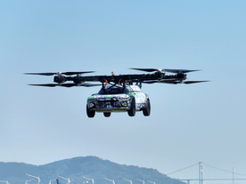 これこそ「空飛ぶ車」、自動車とマルチコプターが合体したようなeVTOL--中国シャオペン