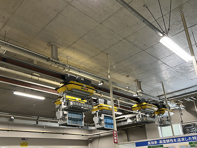 4階で成形された部品が自動搬送され、組み立て工程に運ばれていく配線器具自動製造ライン。年間7800万個を製造している
