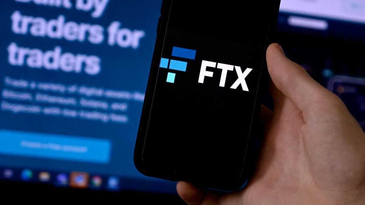 FTXのロゴを表示したスマートフォン