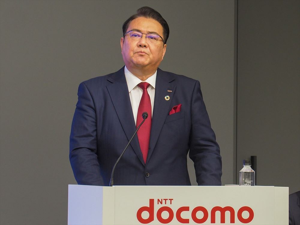 NTTドコモの井伊氏は、端末と回線をセットで提供することが携帯電話会社の本来の仕事であるとし、転売ヤー対策に向けてもセット販売の復活を要求している