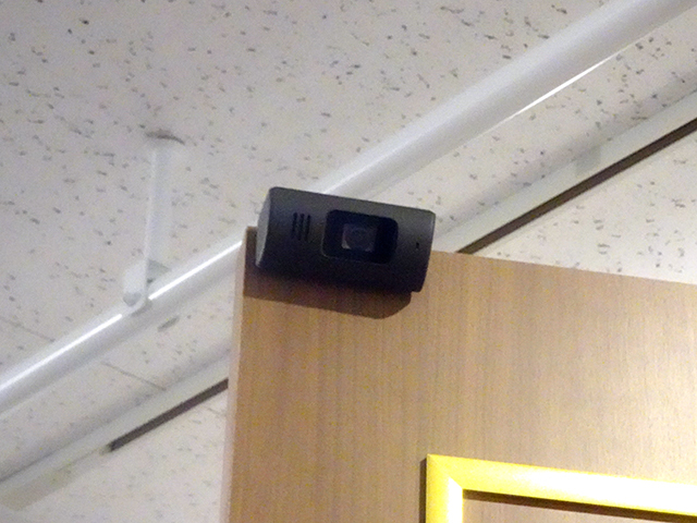 集合住宅用のドアカメラ「VS-HC400」。ドアの上部に取り付けられ、部屋の中から来客を確認できる