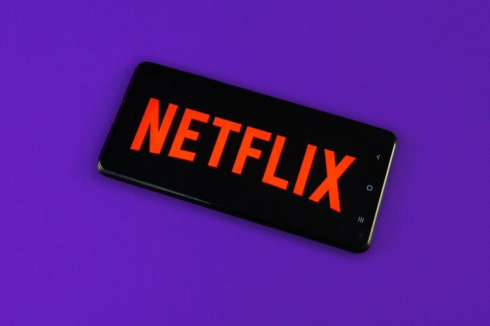 Netflixのロゴを表示したスマートフォン