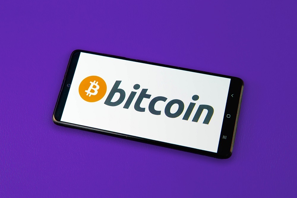 bitcoinのロゴを表示したスマートフォン