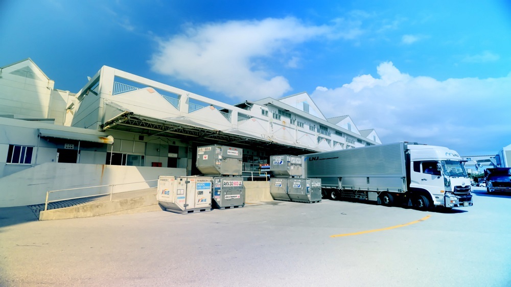 沖縄の豊見城DSへは荷物が飛行機で運ばれ、配達時間が大幅に短縮される