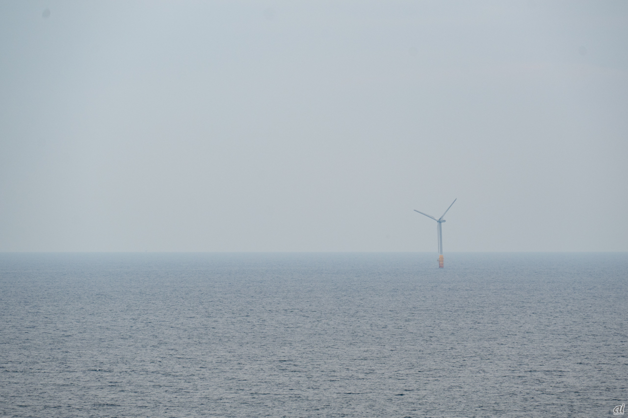 風力発電装置は、先行して1基が建設された。将来的には、写真左方向に風車が並ぶことになる