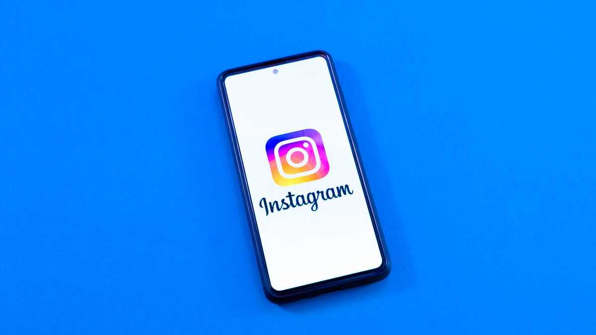 Instagramのロゴを表示したスマートフォン