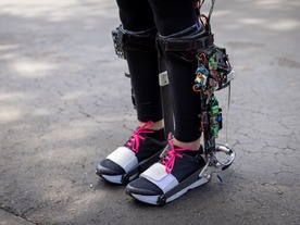 より楽に速く歩ける「アイアンマン」風ブーツを体験--スタンフォード大学が開発
