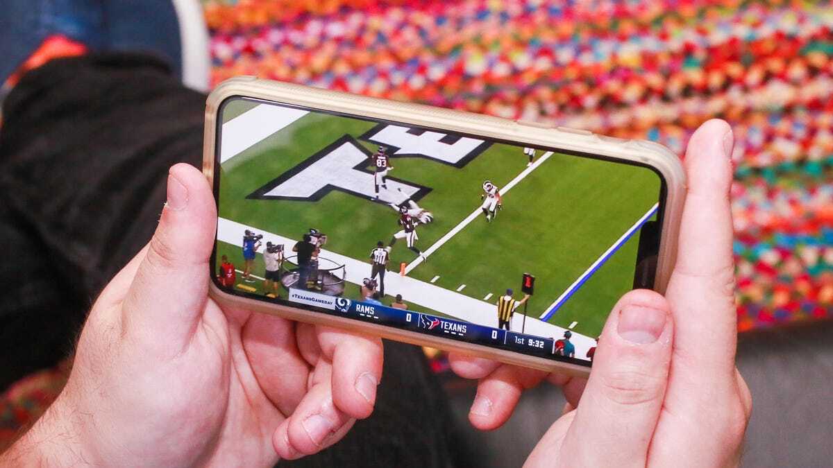 NFLの試合をスマホで見る様子