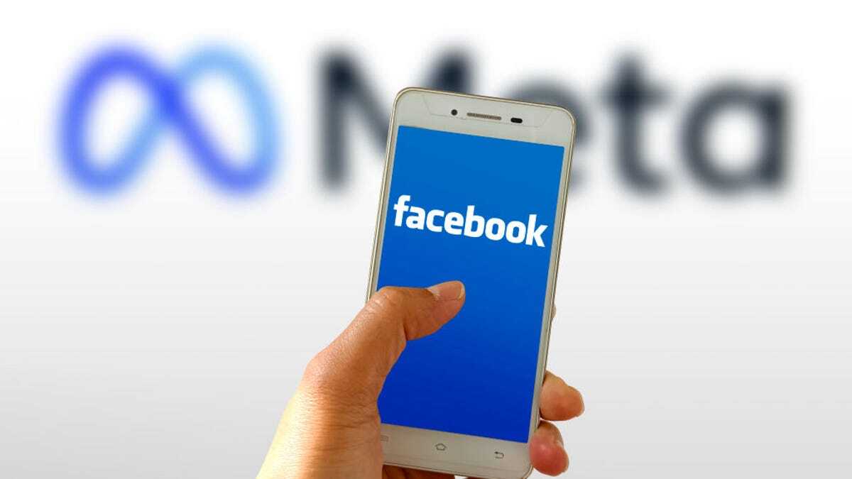 Facebookのロゴを表示したスマートフォン