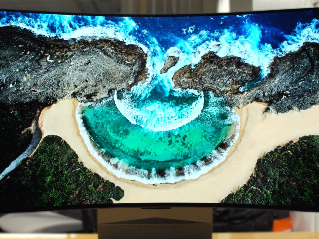 ボタン1つで画面を自由に曲げられる「LG OLED Flex」をゲームで