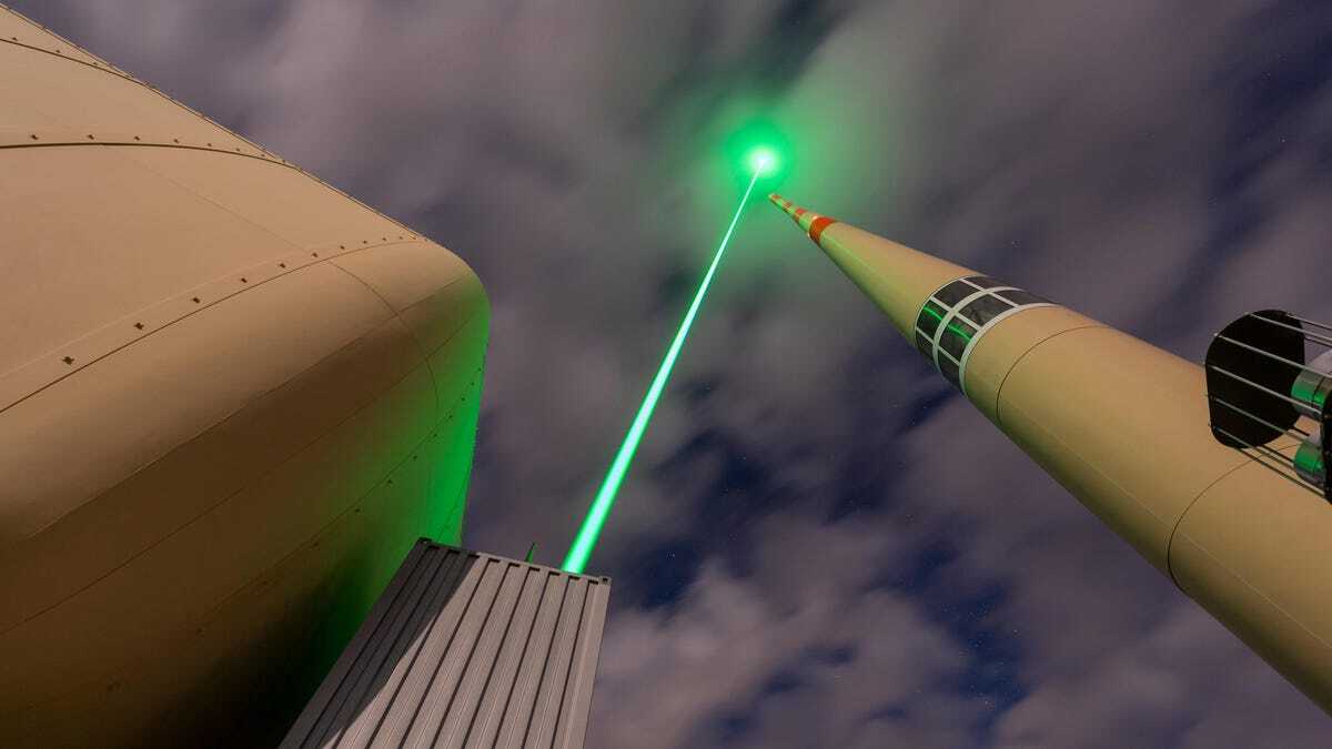 空に向かう緑色のレーザー光線