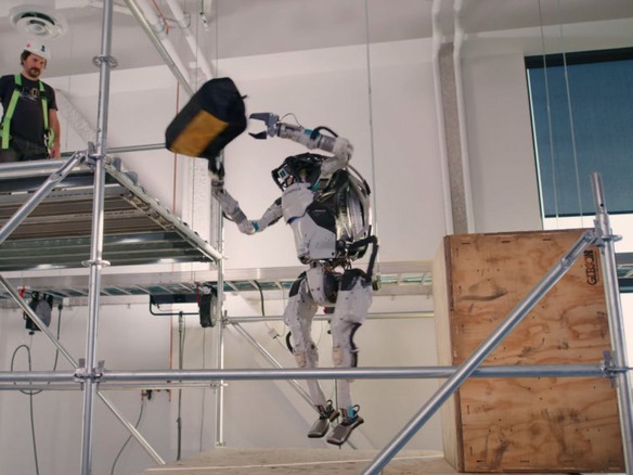 人型ロボット「Atlas」、物をつかみ投げ渡す--Boston Dynamicsの最新動画