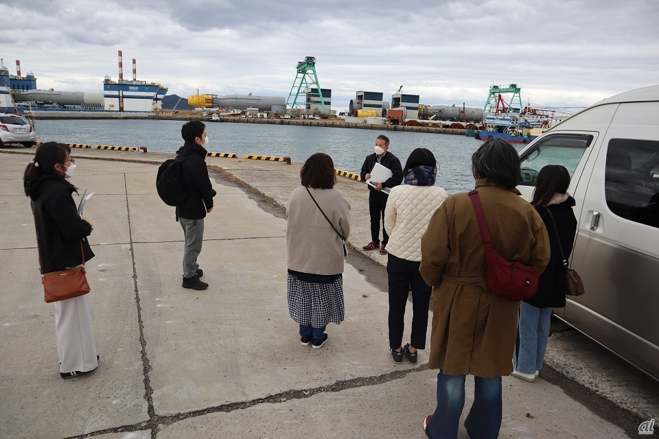 洋上風力発電を説明する五島列島観光コンベンションビューローの又野博氏