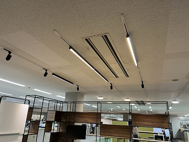 業務に合わせて空間を移動して働くABW型オフィスでは照明とオフィス家具の組み合わせによって集中しやすい空間などが作り出せる