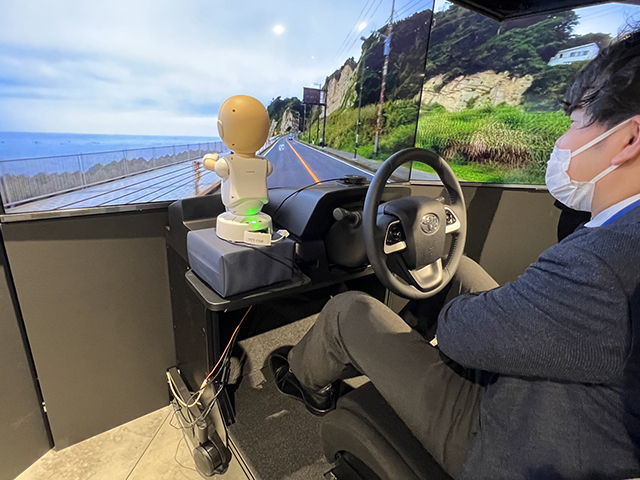 　ドライブ中に車窓から見える風景について対話できる世界初のロボットのデモを公開。対話力はまだ足りないが、一人で運転している時に退屈しない程度のやりとりはできそうだった。