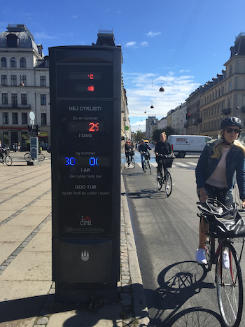 デンマークの街中に設置された自転車交通量を測るカウンター（安岡さん提供）
