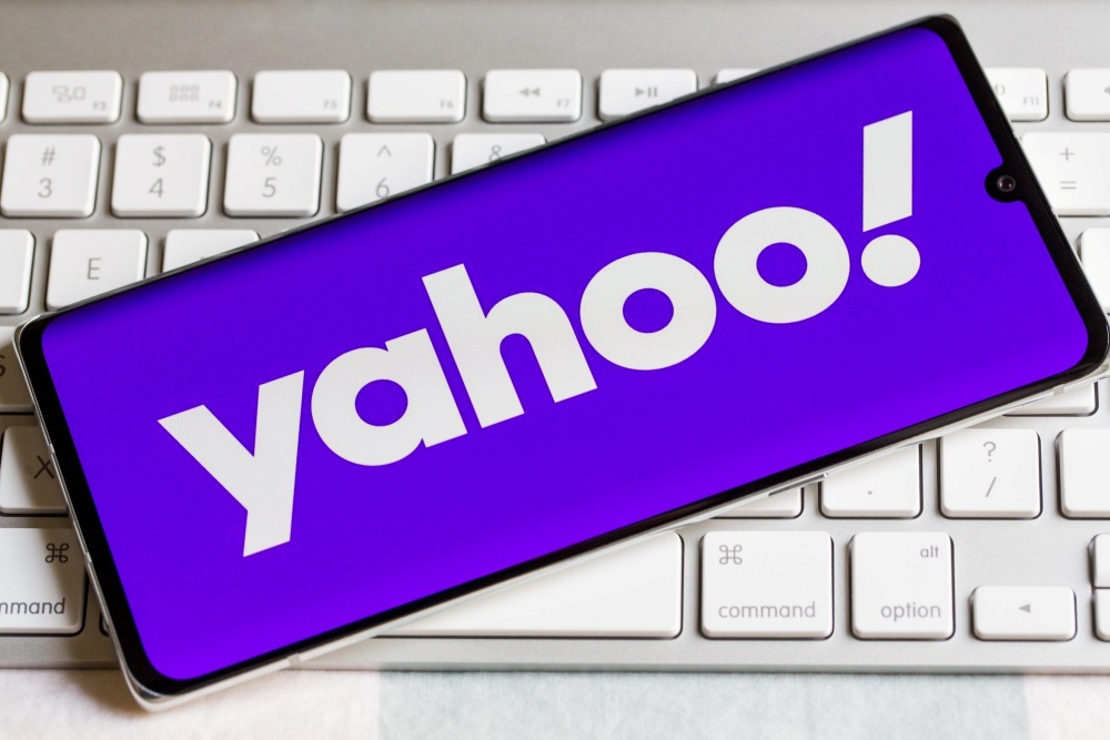 Yahooのロゴを表示したスマホ
