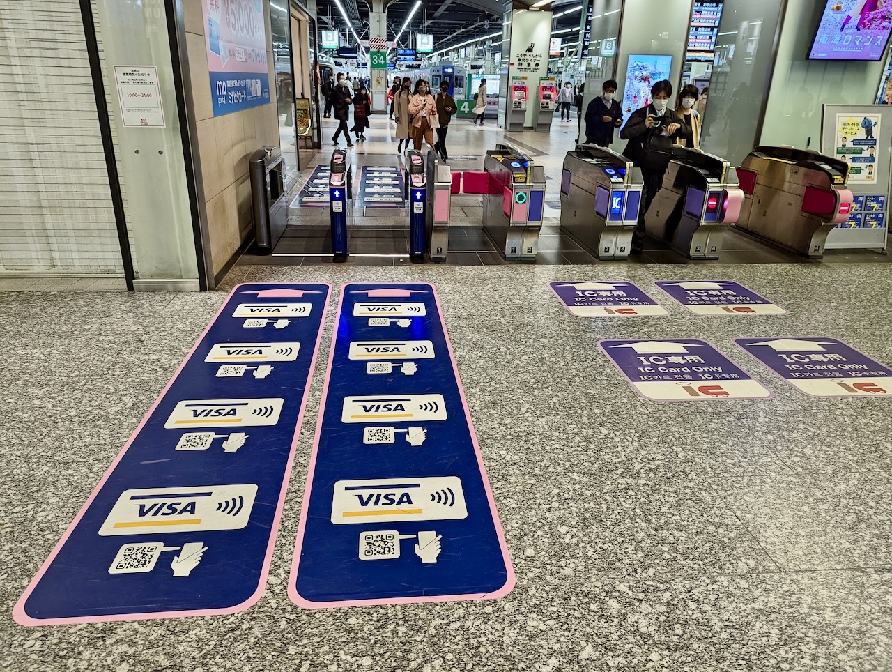 南海電鉄の難波駅におけるQRコード／オープンループ改札の配置例