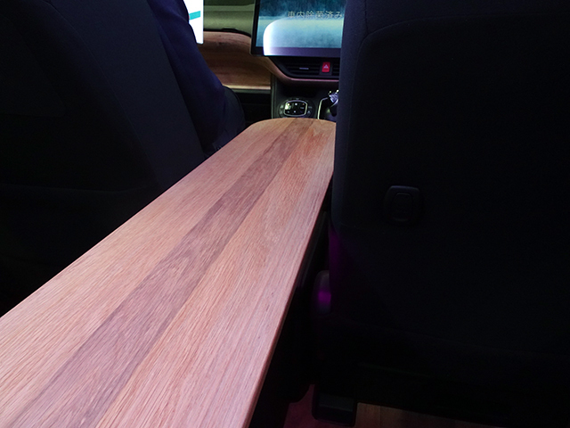 車内に設けられたテーブル。テーブルの下にも除菌ができるミスト口を配置