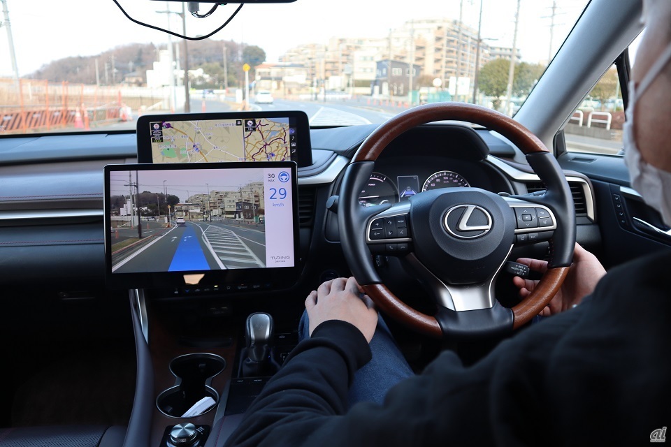自動運転中は、ディスプレイ右上のハンドルマークが青くなる。この画像ではそのほか「最高時速30km、時速29kmで走行中」を表している