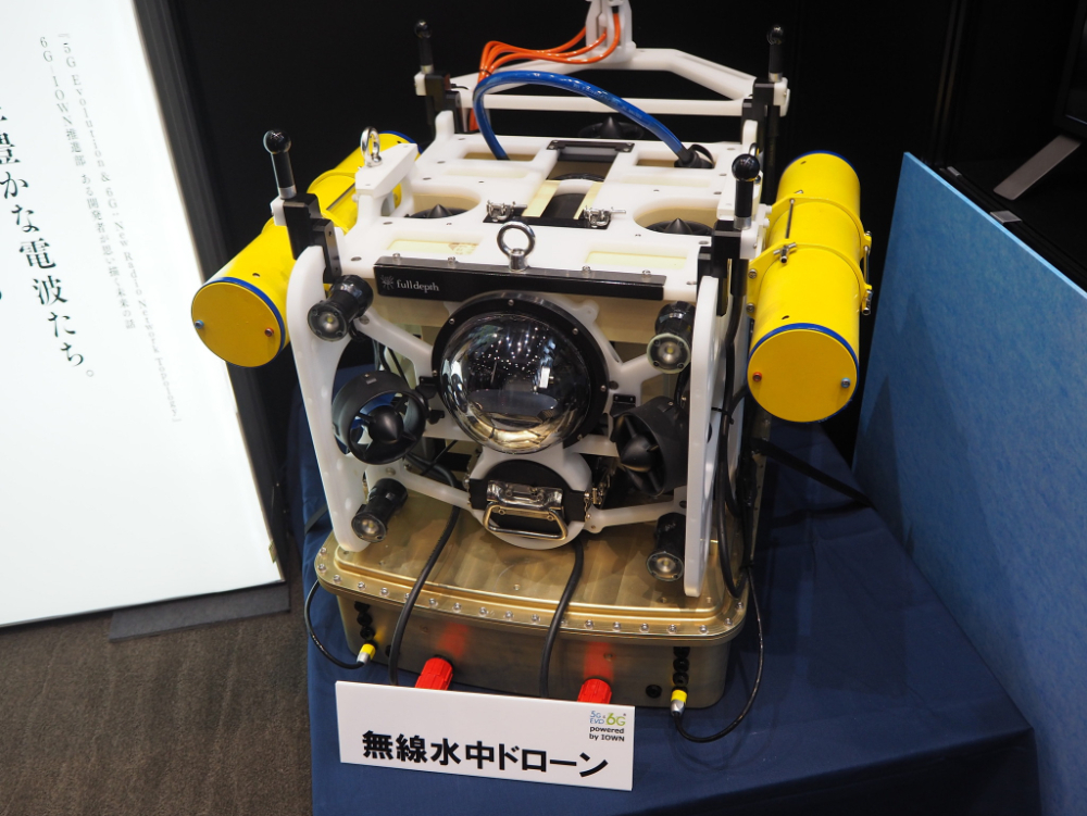 NTTドコモらは音波を用いた海中での無線通信に向けた研究にも取り組んでいる。実証実験では独自の技術で伝送速度1Mbpsを実現し、水中ドローンの操作なども実現したという