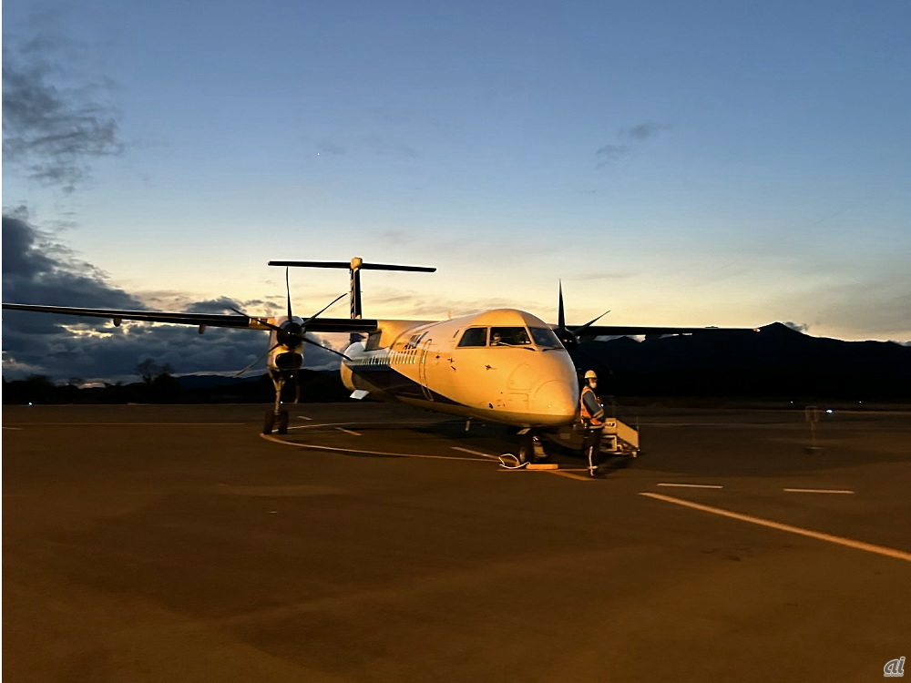 五島と福岡間で使われていた飛行機は「DHC8-Q400」。Wi-Fiサービスがない点と、100席未満なので手荷物のサイズに注意