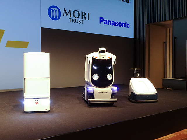 左から、「YUNJI GOGO」（配送ロボット）、「ハコボ」（自動配送ロボット）、ロボット掃除機実証モデル