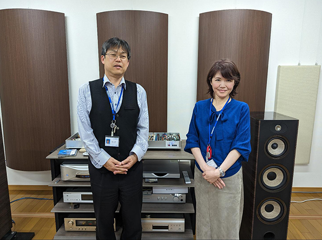 AKM・オーディオマイスターの佐藤友則氏（左）と高音質オーディオ製品開発 リードエキスパートの中元聖子氏（右）
