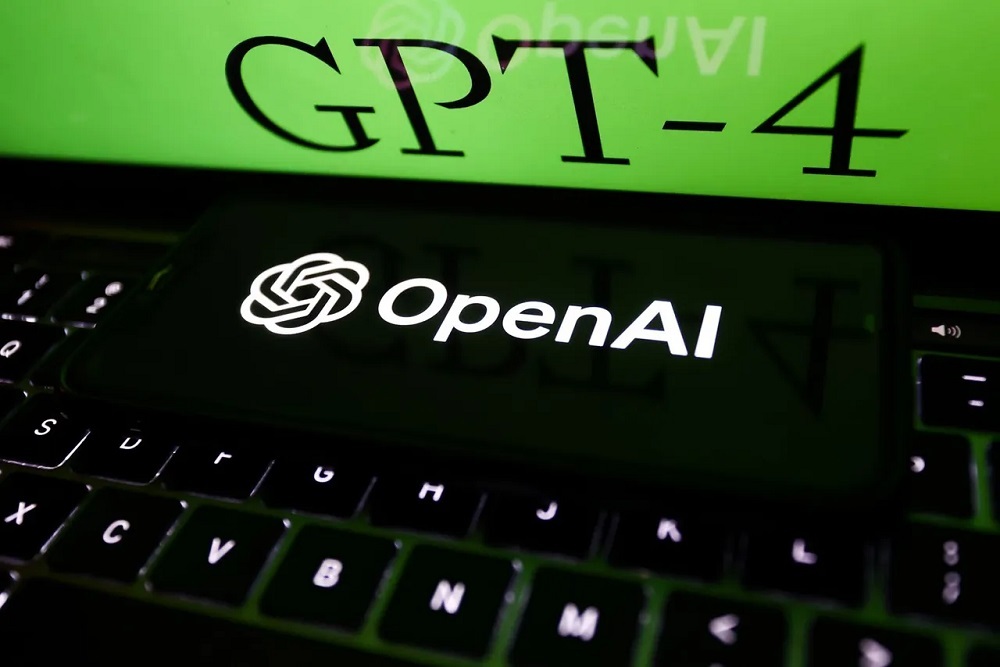 OpenAIとChatGPTのロゴを表示したデバイス
