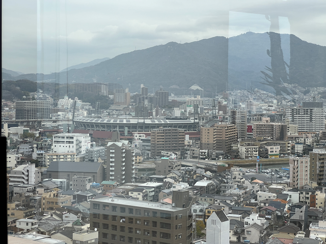 　窓の向こうに広島スタジアムが見える。ナイターの音が聞こえることもあるほど近く、街の活気を感じられる。