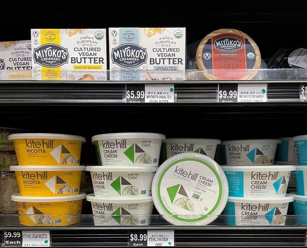 米カリフォルニア州のオーガニック系大手スーパーにて筆者撮影。Miyoko’s Creameryの商品のほかにも、たくさんの選択肢が消費者に増えている