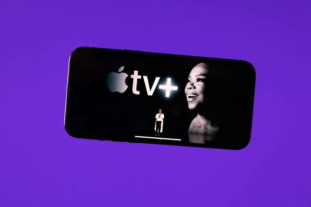 Apple TV+に関する映像が表示されたスマートフォン