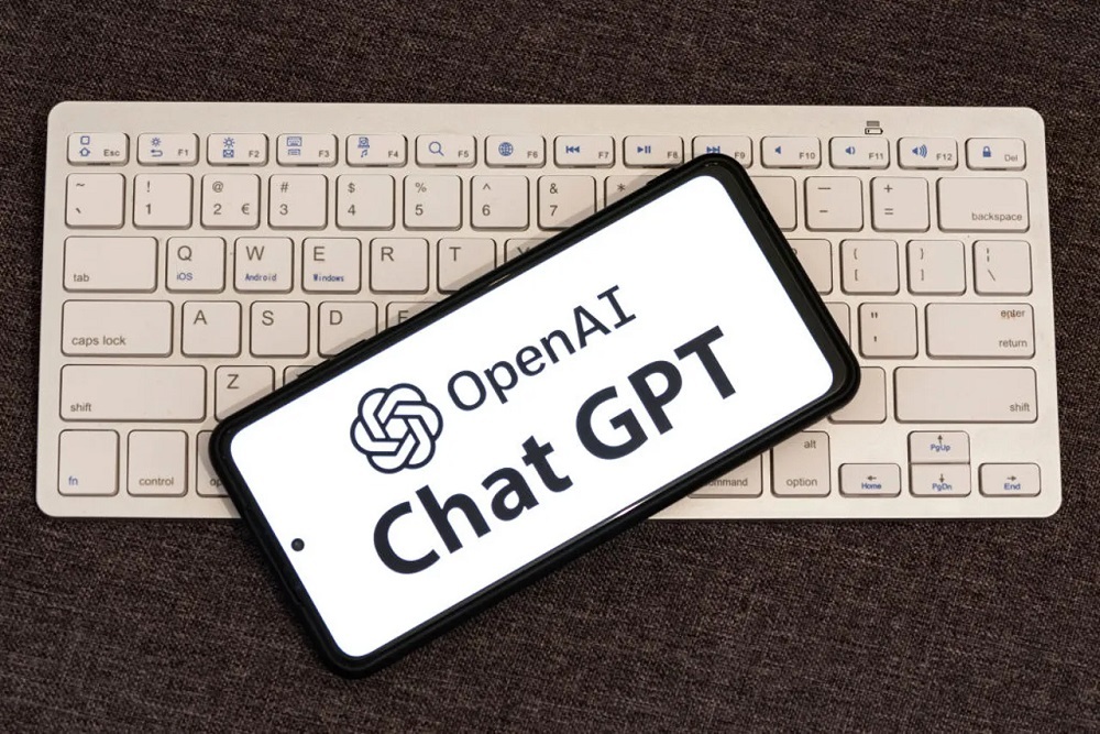 OpenAIのロゴと「ChatGPT」の文字