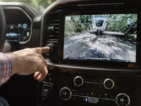 フォード、トラックとトレーラーの連結をAIで半自動化する「Ford Pro Trailer Hitch Assist」
