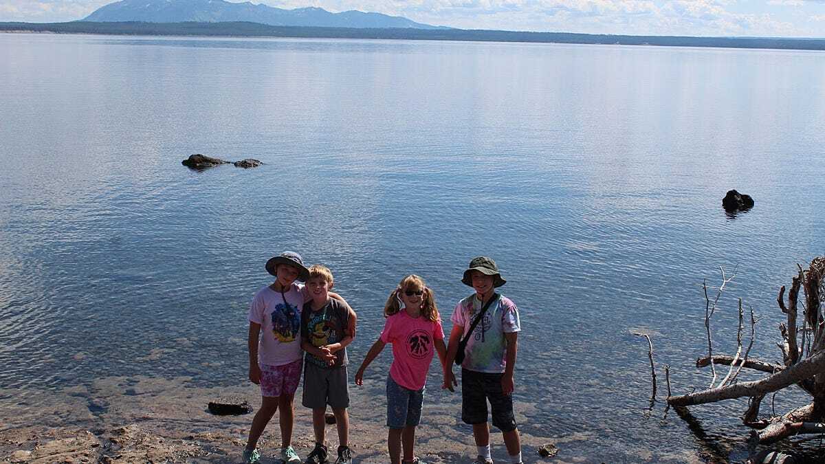 イエローストーン湖を訪れたグループの写真