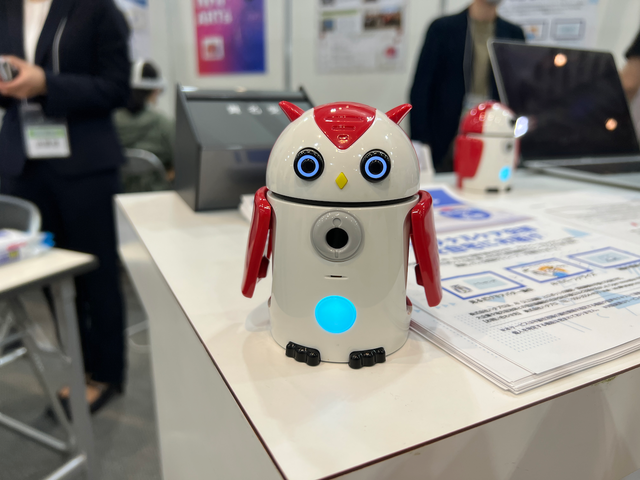 　AIとIoT技術をベースとするロボティクス会社のハタプロは小型サイズのコミュニケーションロボットや視線だけで認知機能が検査できるアプリなどを出展。ロボットはChatGPTを搭載した最新機のリリースも予定している。