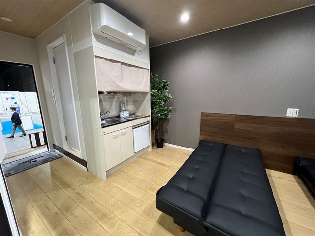 　トレーラーホテルの内装は、広々としていて高級感もあり、バストイレも普通のホテルと同じぐらいきれいで使いやすくなっている。1台あたりの価格は730万円からでタイプもいろいろあり、9月に小樽でのオープンが予定されている。