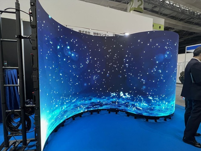 　展示に不可欠なディスプレイはいろいろなデザインのものがあり、大型の曲面ディスプレイは輝度が高く、使いやすくなってきているという。