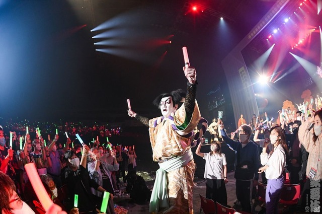 　公演では、マスク着用のうえで声出しが可能となったため、大向う（歌舞伎におけるかけ声）が飛び交ったほか、中村獅童さんが客席をあおって、一体となって盛り上がる一幕も。