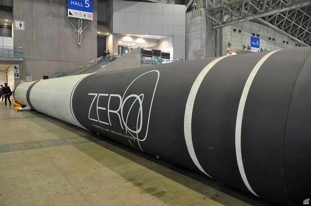 　「超宇宙開発ブース」。インターステラテクノロジズの宇宙に関わる展示コーナーで、写真は超小型人工衛星打上げロケット「ZERO」のバルーン。