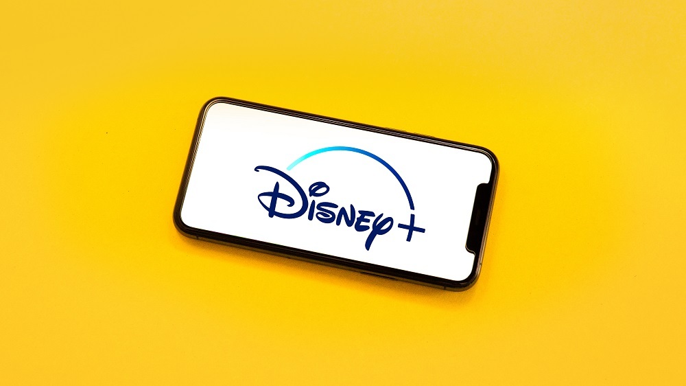 Disney+のロゴを表示したスマホ