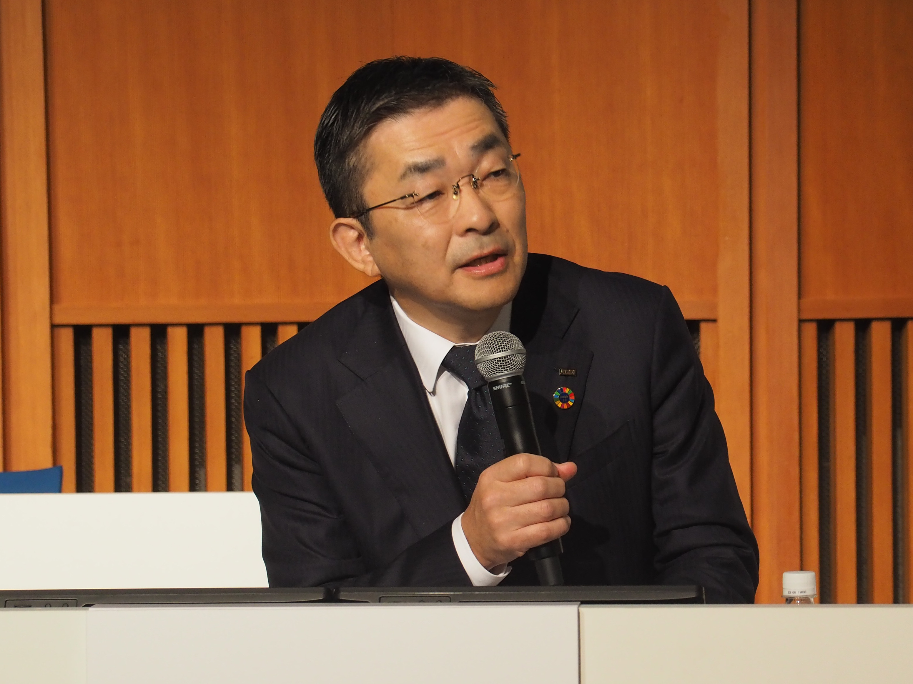 高橋氏は2022年11月2日の決算説明会で、プラチナバンドの再割り当てに関連して楽天モバイルのエリア対策に言及。4Gのエリア拡大にローミングを活用することを提案していた