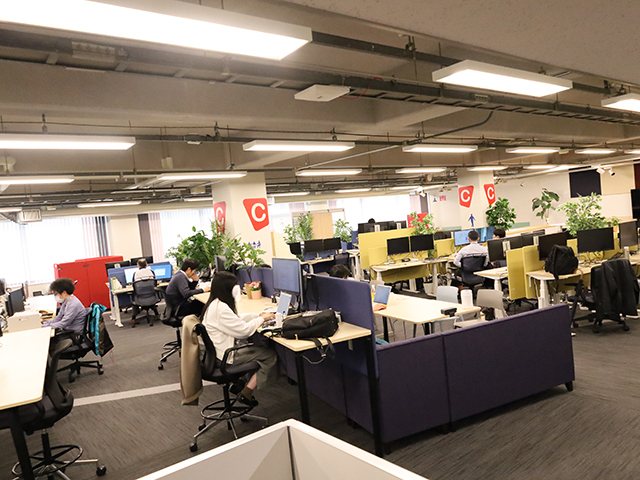 リラックスゾーンでは、オフィスには珍しい、暖色照明が採用されている