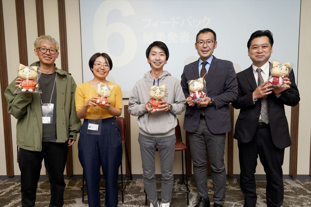 「宇宙宝くじ」を発表したチーム。青木氏と宮下氏の両名から選定され、ダブル受賞となった
