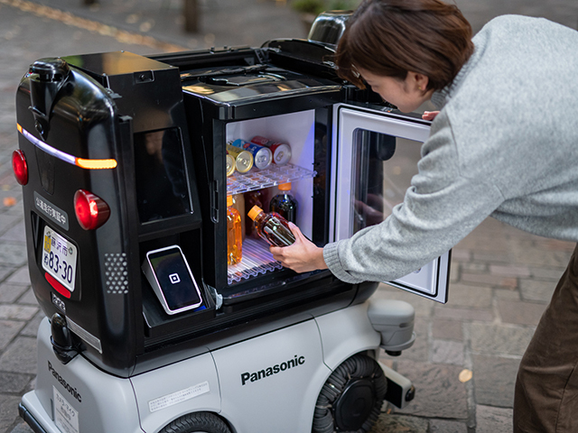 東京・丸の内で、日本初の公道でのロボット単独による販売実証実験を実施