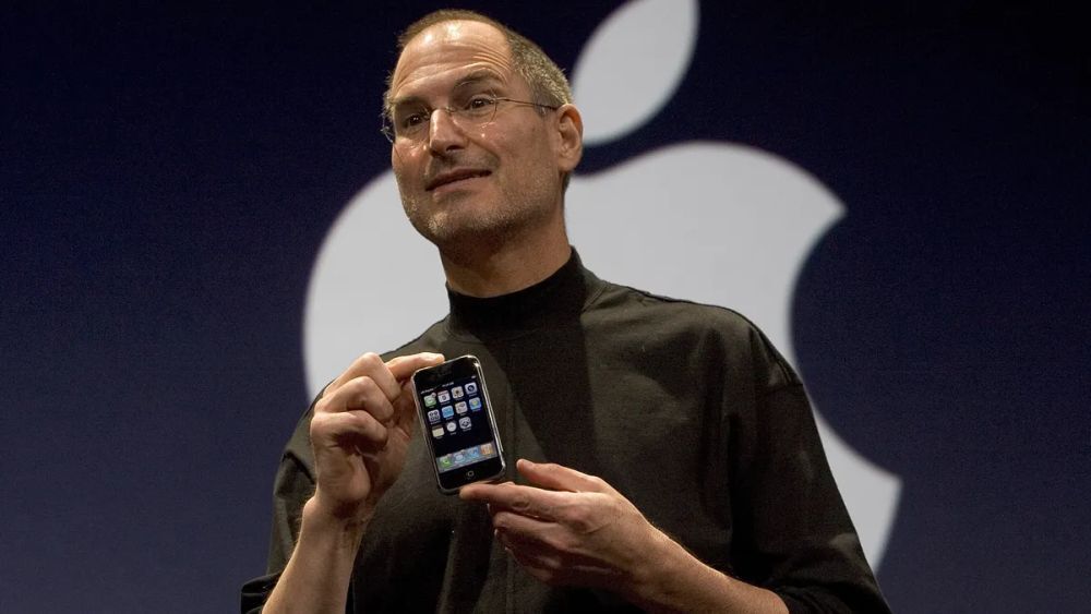 初代iPhoneを発表するSteve Jobs氏