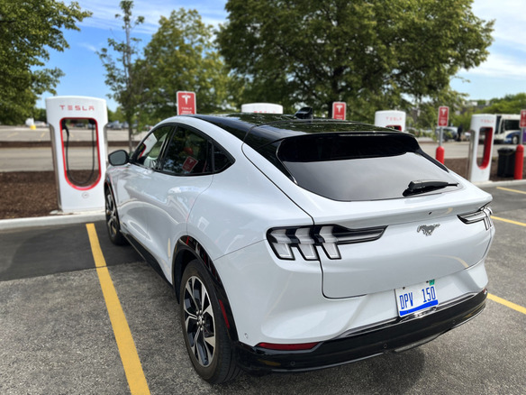 フォード車を「Tesla Supercharger」で充電--当初はアダプター経由、2025年モデルから直接