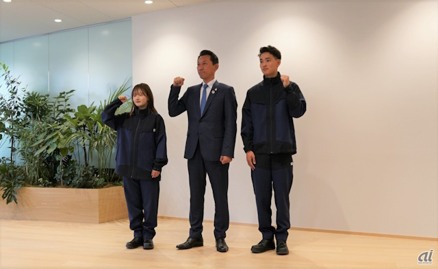 左から、住宅技能工の岡美沙希さん、大村氏、松井拓実さん