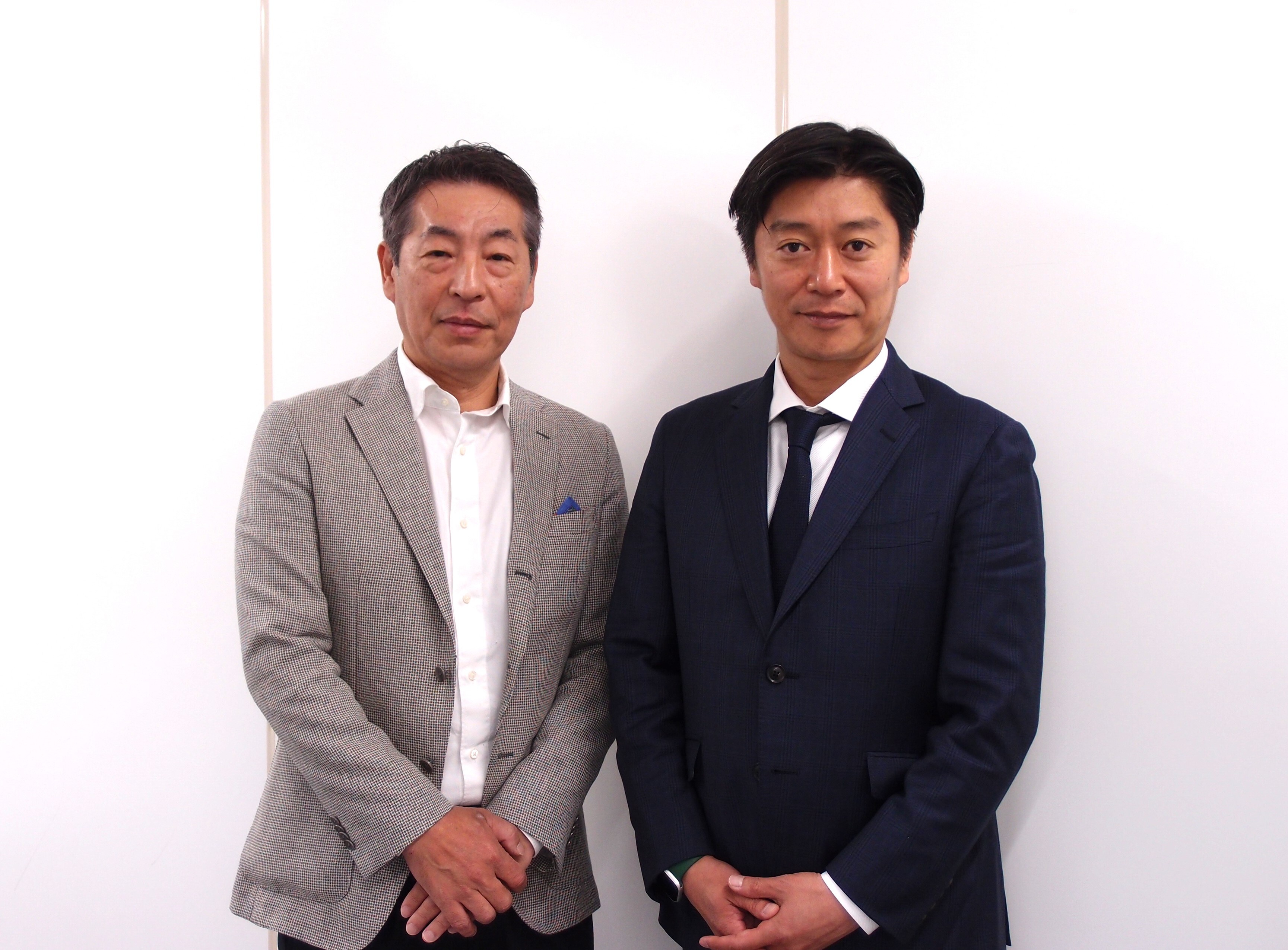 ホテルマネージメントジャパン 代表取締役の荒木潤一氏（左）とtripla 代表取締役 CEOの高橋和久氏