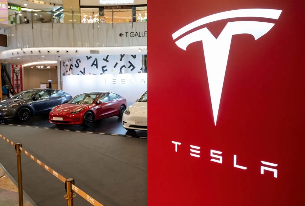 TeslaのロゴとTesla車